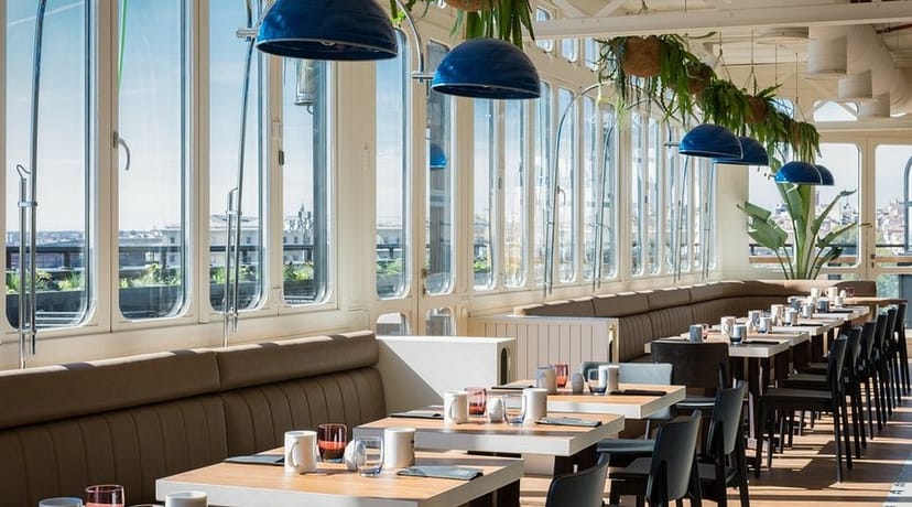 Sép7ima venue with natural light for corporate lunches and networking events.
