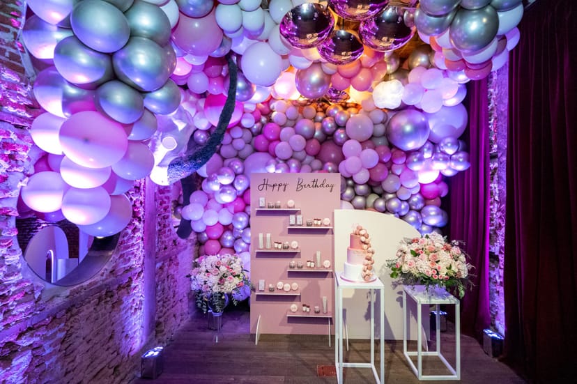 Balloon installation at Villa in Ramses: event backdrop styling and floral decor.