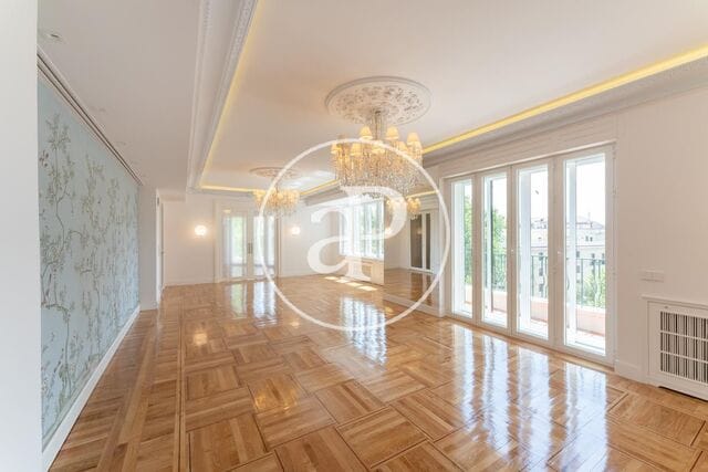 Palacete en Argüelles venue with parquet floors, ideal for boutique networking and board meetings.