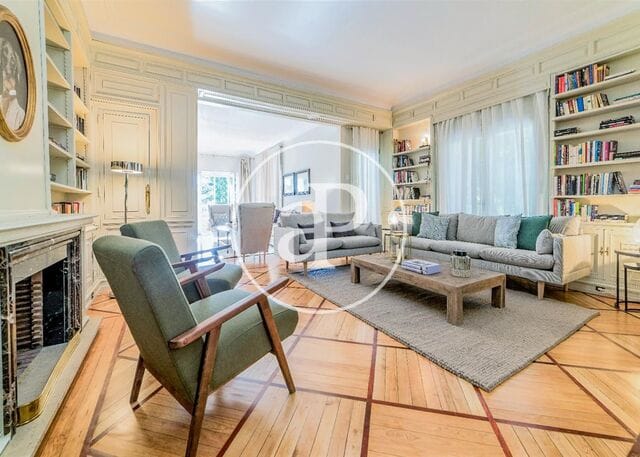 Sophisticated Palacete en Argüelles lounge for VIP networking and executive breakout sessions.