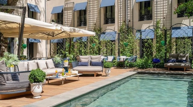 Upscale poolside patio at Palacete en Argüelles, ideal for VIP networking and corporate receptions.