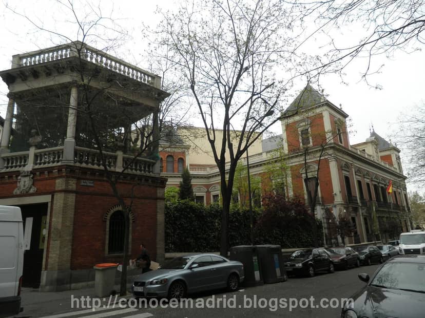 Carriage entrance at Palacete en Argüelles, heritage venue for exclusive corporate gala receptions.
