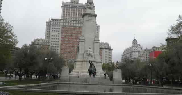 Carriage entrance at Plaza de España, Madrid, for corporate events and outdoor brand activations.