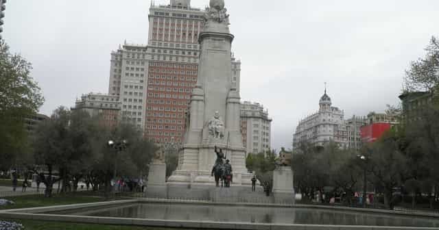 Carriage entrance at Plaza de España, Madrid, for corporate events and outdoor brand activations.
