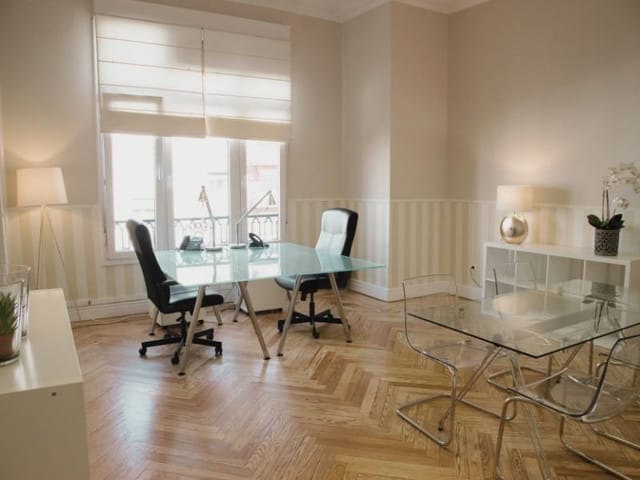 Multi-zone meeting room with bistro area for boutique business meetings and consulting.