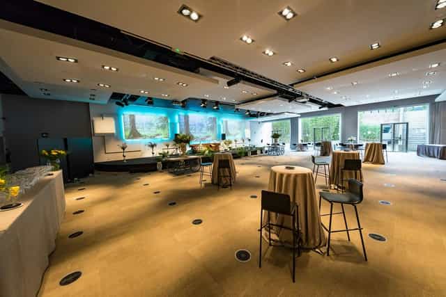 Modern Sala Principal event space at UZalacaín La Finca for corporate reception and networking.