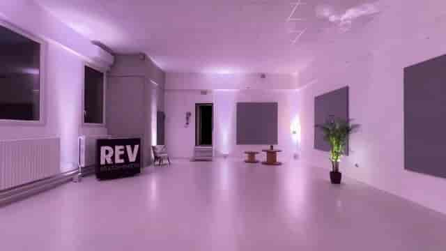 Modern blank-canvas event space in Studio 1, Spazio REV with uplighting for experiential branding.