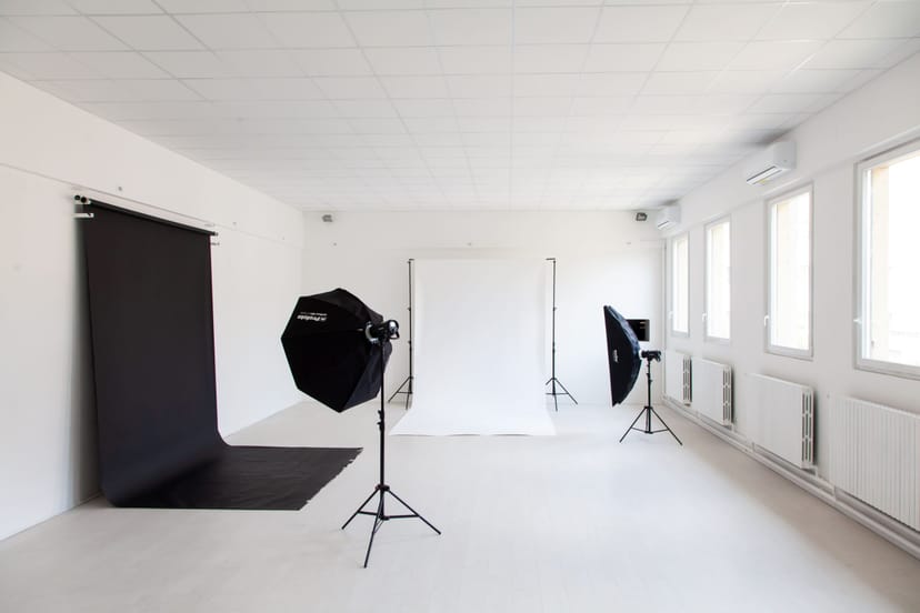 Studio 1 at Spazio REV: Versatile blank-canvas space for professional headshots and content creation.