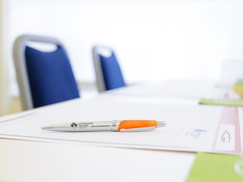 Classroom-style Ufficio Temporaneo setup with branded materials for corporate event or workshop.