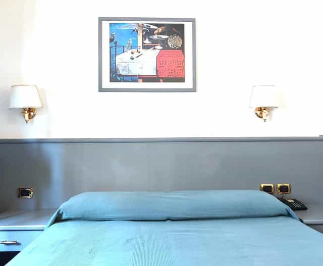 Sala Duomo hotel room at Vitruvio Center, featuring bedside power for business travel.