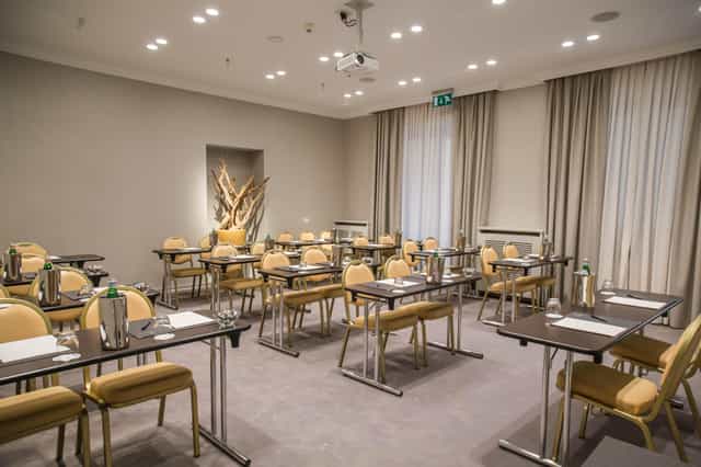 Classroom-style meeting room at Worldhotel Cristoforo Colombo for corporate training or seminars.