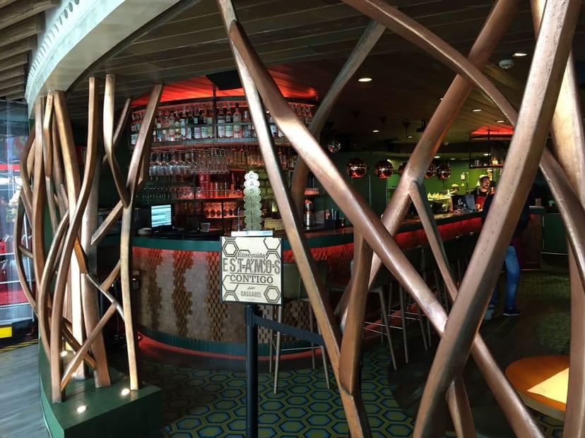 Salón Cascabel: intimate architectural venue for high-end corporate networking and event hosting.