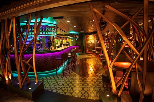 Salón Cascabel: Organic decor and accent lighting for intimate post-conference networking events.