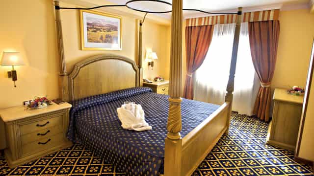 Traditional suite at Hotel Ágora Juan de Austria for corporate travel and business accommodation.