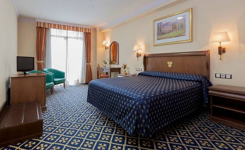 Hotel Ágora Juan de Austria suite with workspace for corporate hotel room blocks.