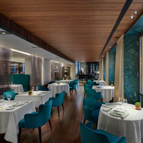 Sophisticated Seta restaurant, round tables, ideal for corporate dinner and board lunch.