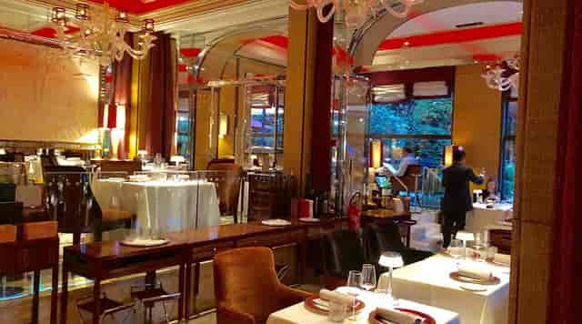 Acanto Restaurant: Intimate dining room with plush seating for VIP events and executive dinners.