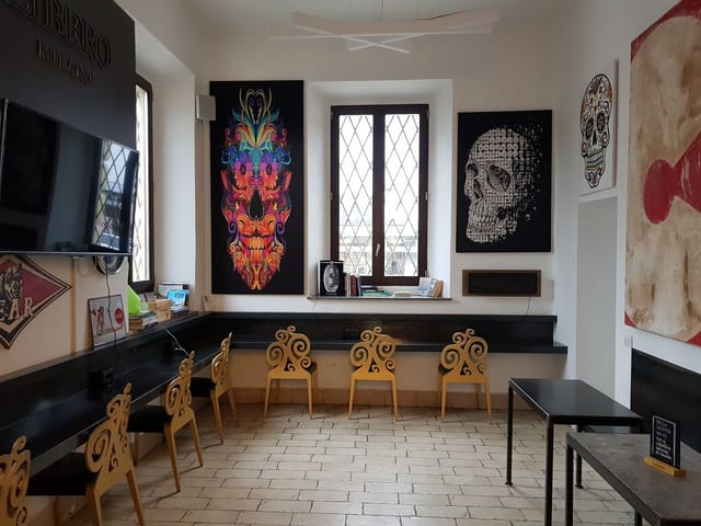 Edgy breakout room at DAZI Milano, featuring unconventional furniture for creative workshops.