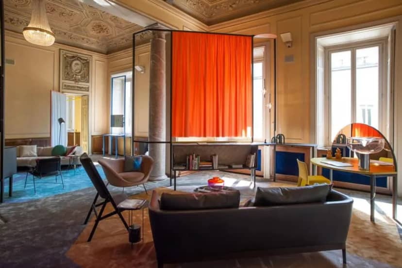Modern breakout session at Cortile di Palazzo Bovara, featuring vibrant orange event decor.