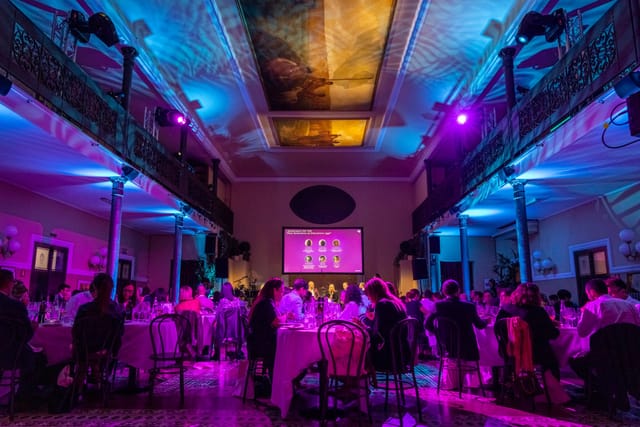 Dramatic lighting at an Enne20 gala awards dinner, professional event venue.
