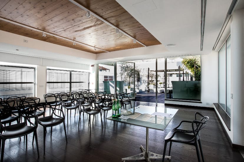 Contemporary meeting space at Magna Pars with outdoor access, perfect for corporate workshops.