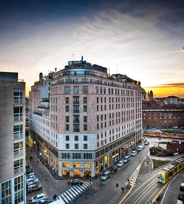 Bar in The Square Milano Duomo featuring elegant architecture for corporate travel events.