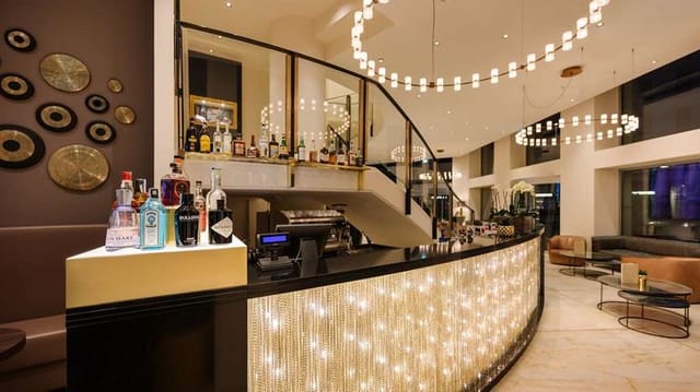 Sophisticated Milano Duomo hotel bar for upscale networking receptions and corporate events.