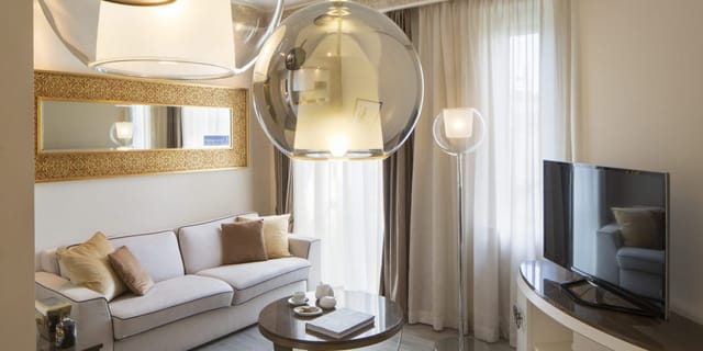 Luxury hotel suite in Duomo room for VIP speaker accommodations and executive boardroom meetings.