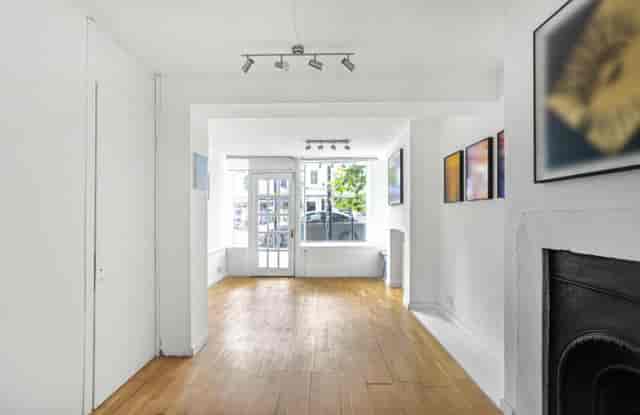 Minimalist blank-canvas event venue with natural light for pop-up galleries and product launches.