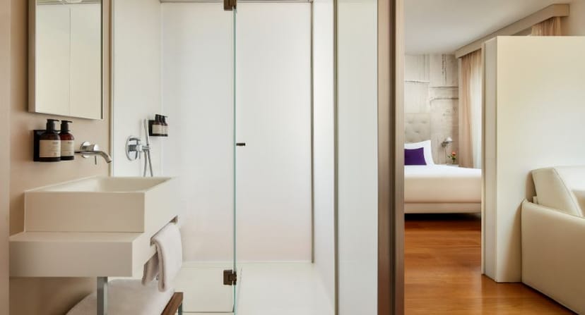 Modern suite at Avani Palazzo Moscova Milan for corporate travel and hotel room block bookings.
