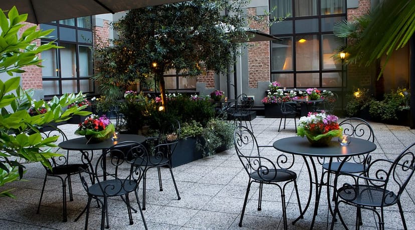 Starhotels Business Palace courtyard terrace for corporate event and cocktail reception.