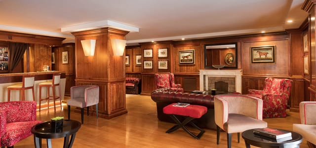 Sala Manzoni: VIP lounge with wood paneling, ideal for executive meetings and corporate networking.