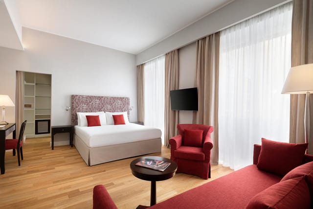 Luxury hotel room at Sala Manzoni, Sina De La Ville for corporate travel and business events.
