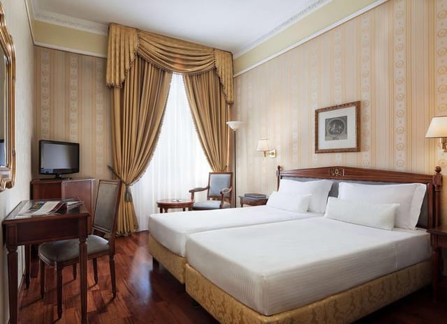 Twin-occupancy hotel room at Sala Hoepli, Sina De La Ville for conference and group events.