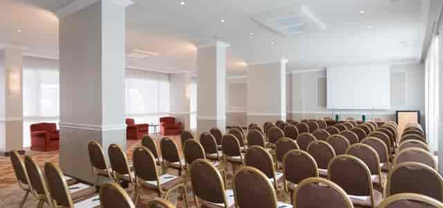 Sala Hoepli theater meeting room with structural pillars for corporate events and workshops.