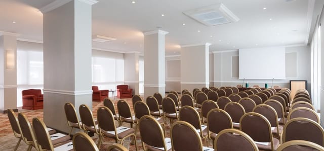 Sala Hoepli theater meeting room with structural pillars for corporate events and workshops.