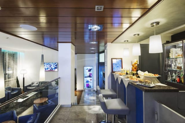 Bar in Veloce Milano: Stylish breakout space with high-top seating for corporate event networking.