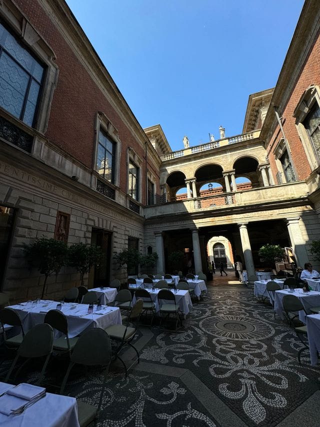 Elegant outdoor reception at Il Salumaio di Montenapoleone 1957 courtyard venue for luxury events.