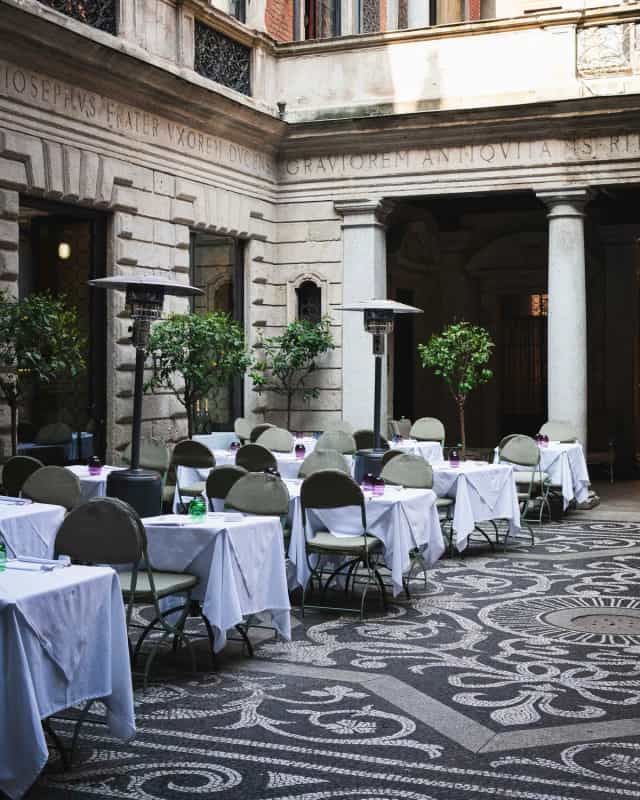 Il Salumaio di Montenapoleone courtyard: sophisticated banquet venue for corporate events.