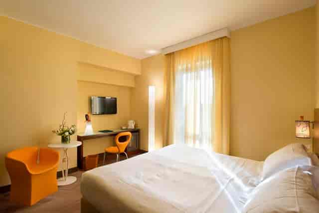 Standard guest room at UNA HOTELS Mediterraneo Milano with workstation for business travel.