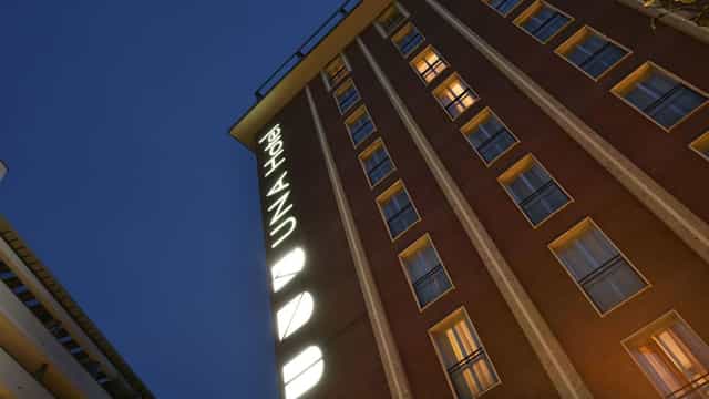 UNA HOTELS Mediterraneo Milano suite exterior at dusk for corporate event block-room booking.