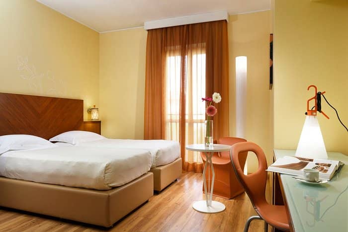 Twin guest room at UNA HOTELS Mediterraneo Milano for business conferences and corporate events.