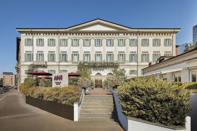Luxury suite at NH Milano Palazzo Moscova for corporate offsites and incentive travel.
