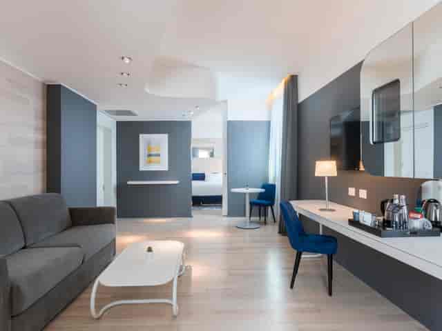 Modern bleisure hotel suite in Milan with workspace, perfect for corporate events and meetings.