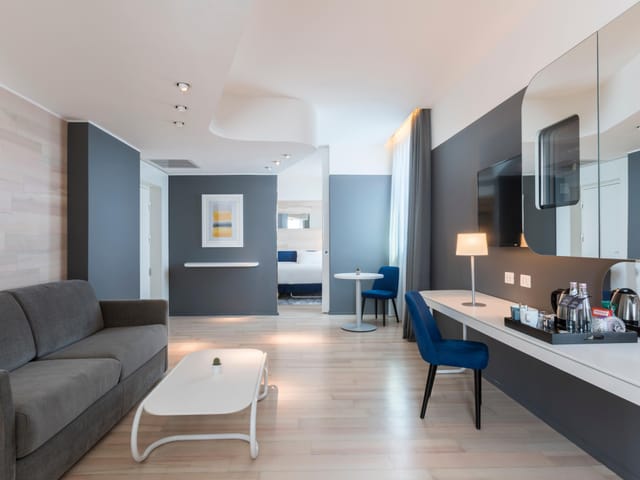 Modern bleisure hotel suite in Milan with workspace, perfect for corporate events and meetings.