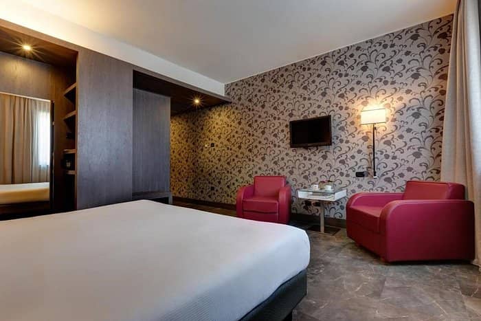 Klima Hotel Milano meeting room with seating area for business travel and breakout events.