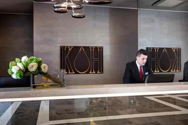 Modern hotel reception desk at Klima Hotel Milano for event registration and guest check-in.