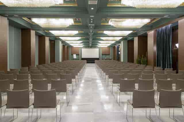 Theater-style meeting room at Hotel Melià with AV screen for corporate conferences and events.
