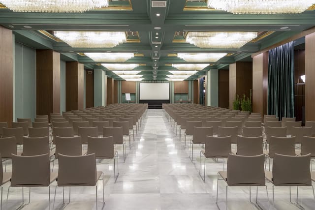 Theater-style meeting room at Hotel Melià with AV screen for corporate conferences and events.