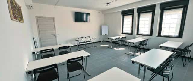 Nina Room classroom setup: flexible modular tables for professional training workshops.